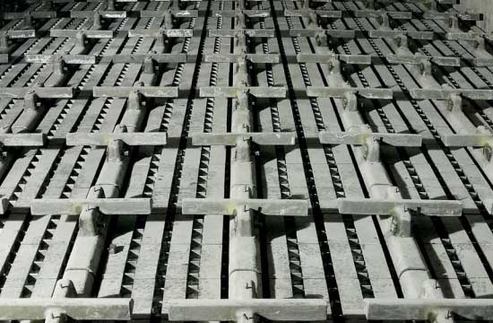 Material and installation method of cross bar in grate cooler